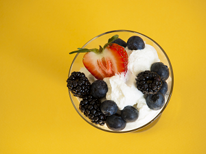 Food and Beverage Hydrocolloid Market Bowl of yogurt with fruit